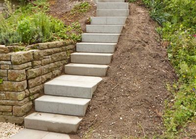 Blockstufen als Treppe im Garten